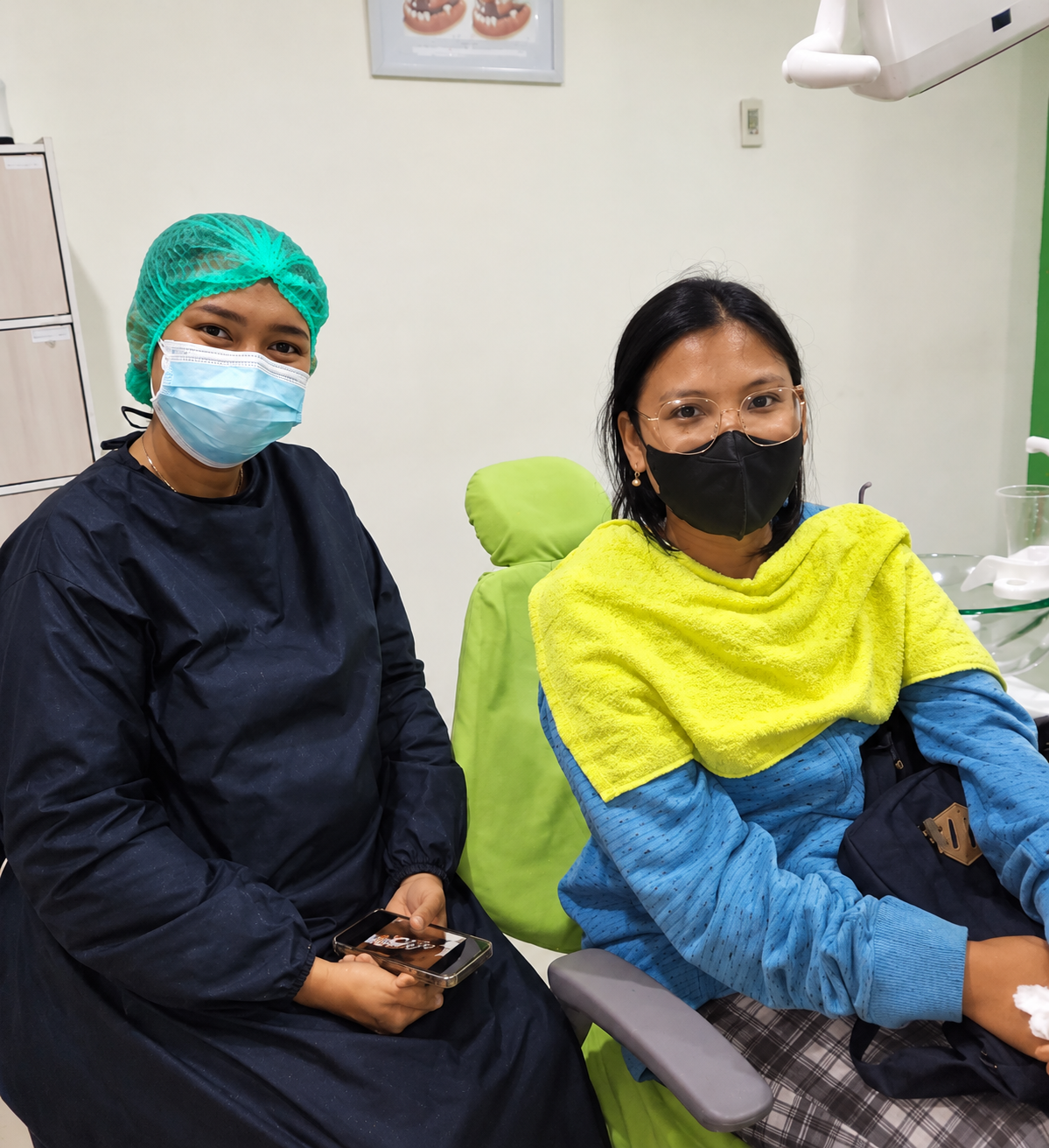 Dokter mendampingi pasien di klinik gigi